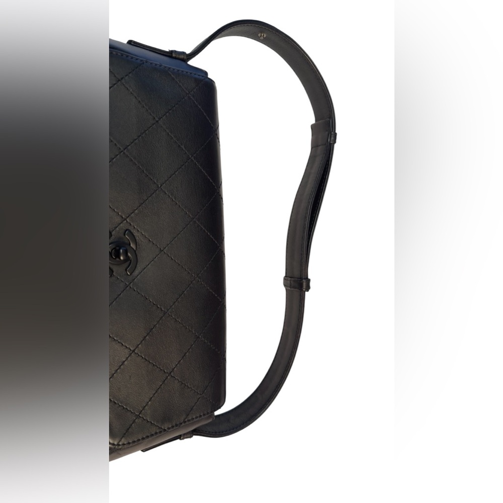 🖤 Chanel Vintage Matelassé “So Black” CC Lock Flap – Medium - Picture 12 of 12